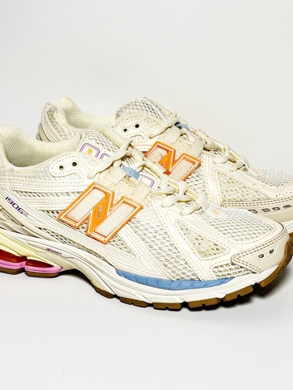 New Balance 1906R Unisex Sneakers size Men's 4 Women' s 5.5 Cream/Pink